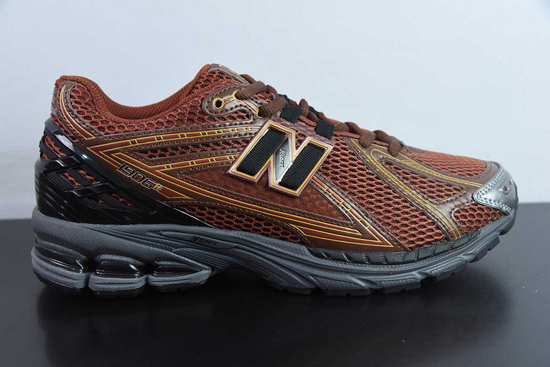 NEW BALANCE SNEAKER