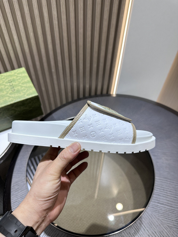 g*u*i sandals