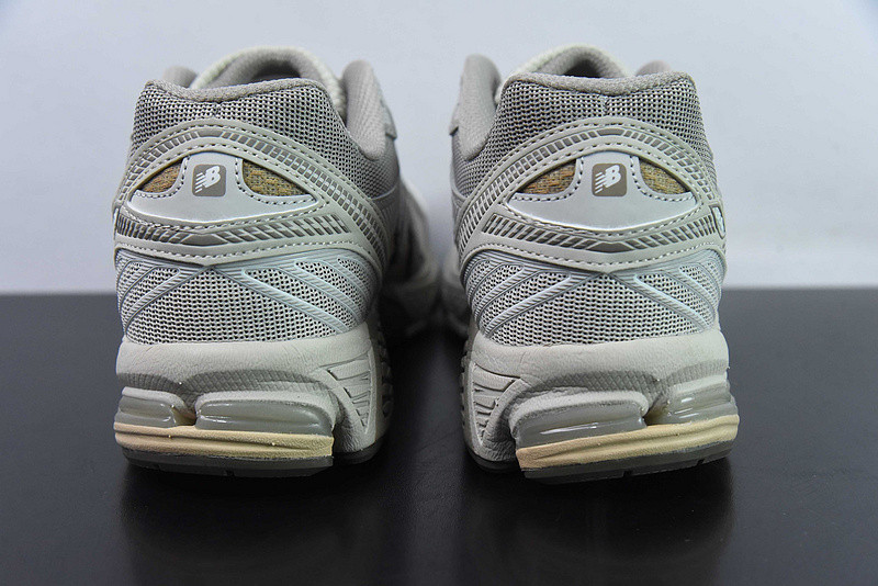 NEW BALANCE SNEAKER