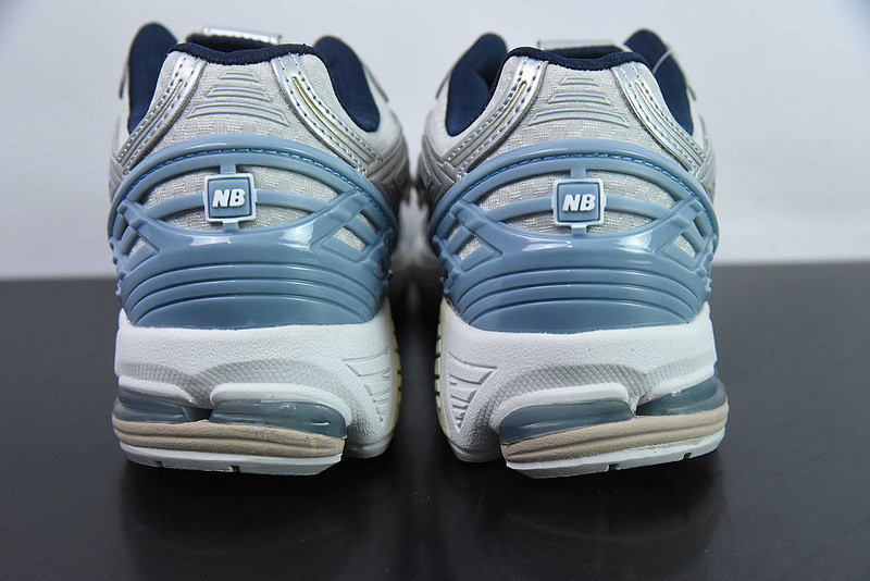 NEW BALANCE SNEAKER