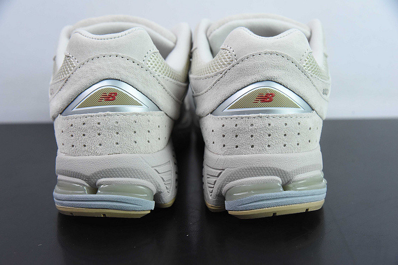 NEW BALANCE SNEAKER
