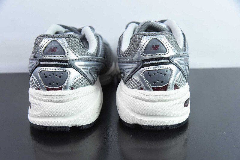NEW BALANCE SNEAKER