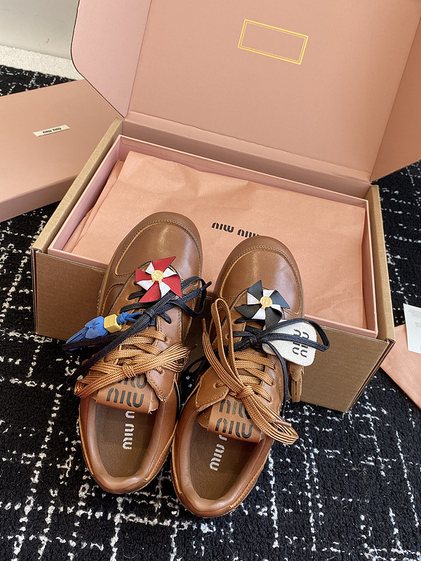 M1um1u sneaker