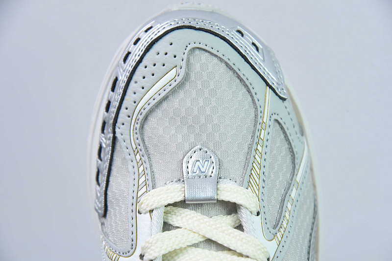 NEW BALANCE SNEAKER
