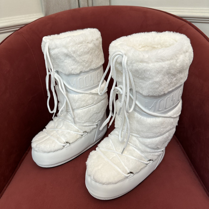 mOON bOOT