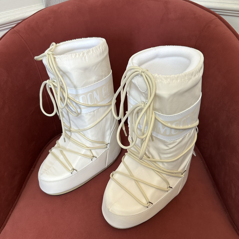 mOON bOOT