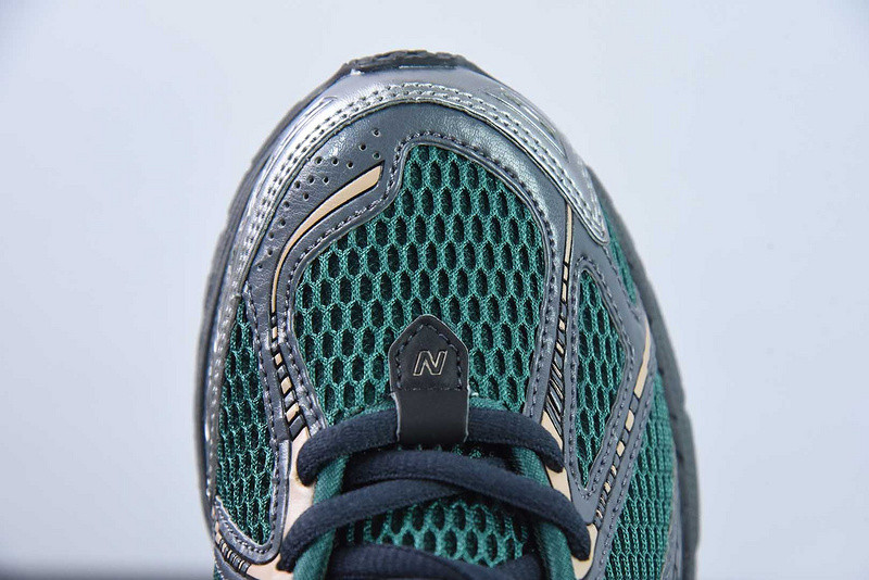 NEW BALANCE SNEAKER