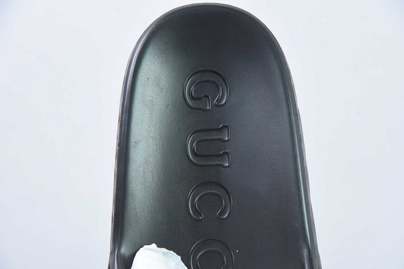 G*u*i sandals