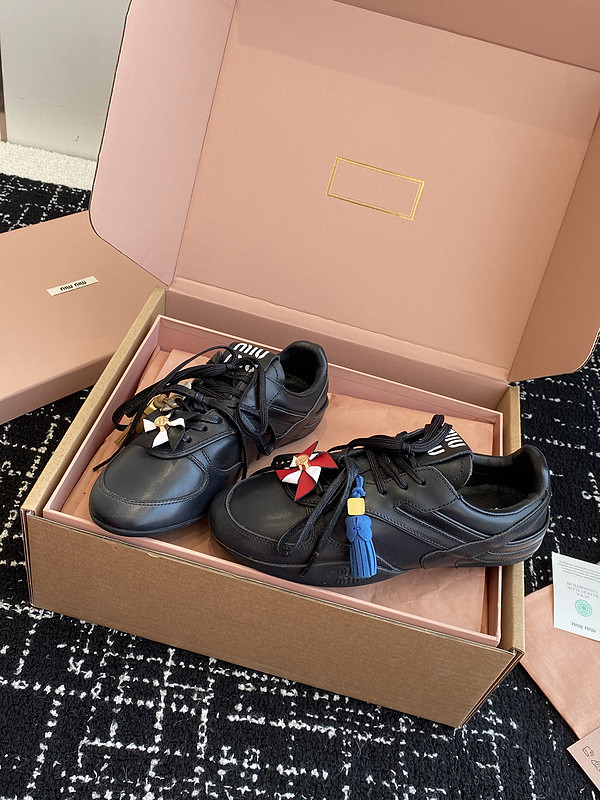 M1um1u sneaker