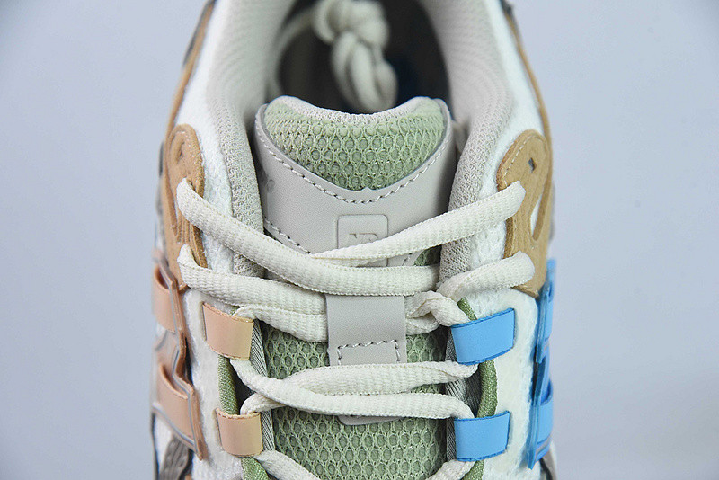 NEW BALANCE SNEAKER