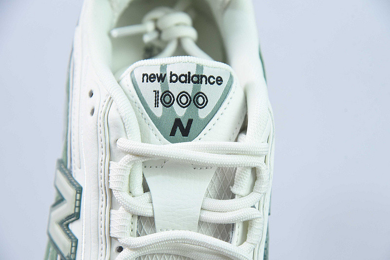 NEW BALANCE SNEAKER