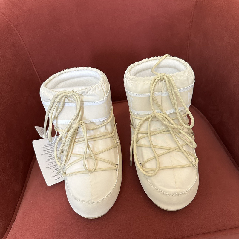 mOON bOOT