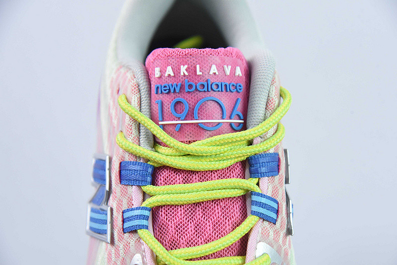 NEW BALANCE SNEAKER