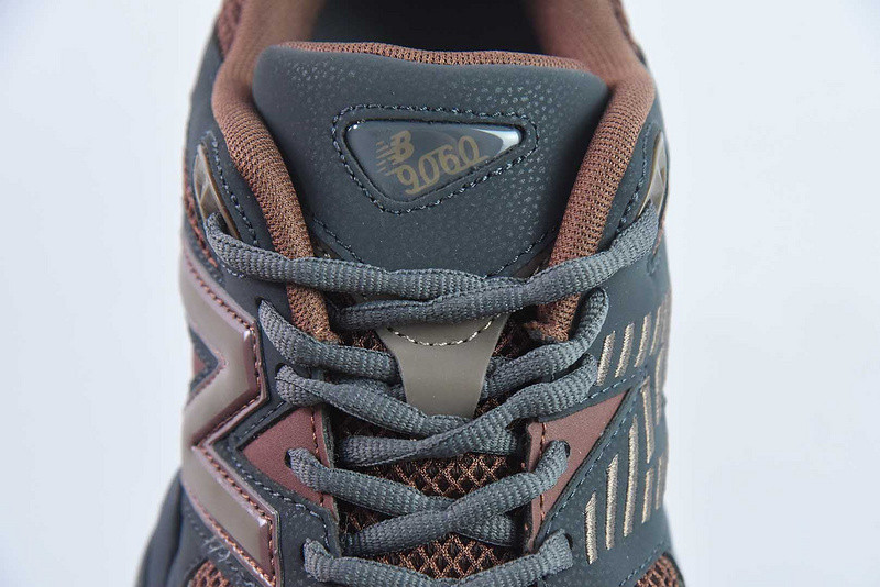NEW BALANCE SNEAKER