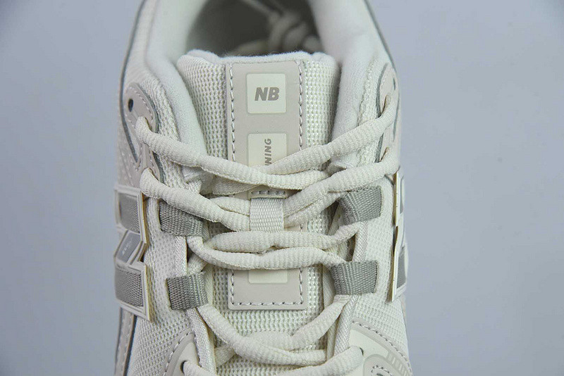 NEW BALANCE SNEAKER
