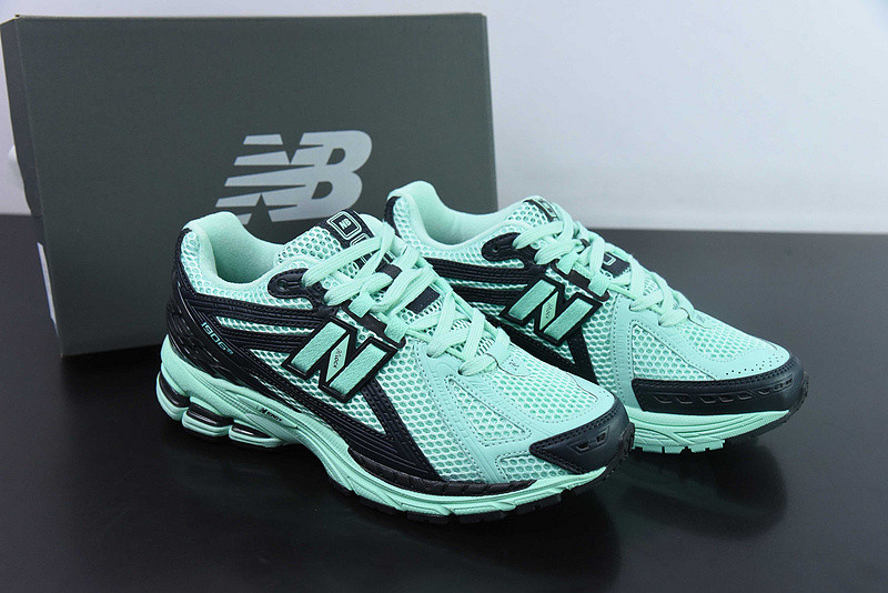 NEW BALANCE SNEAKER
