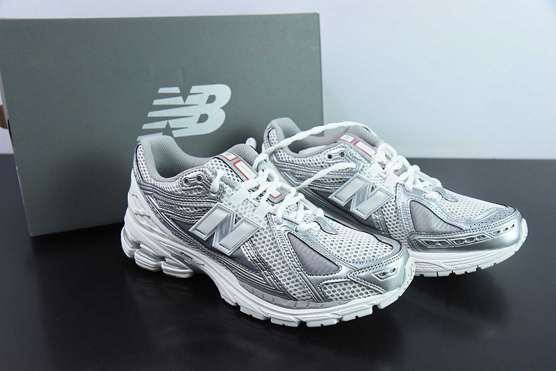 NEW BALANCE SNEAKER