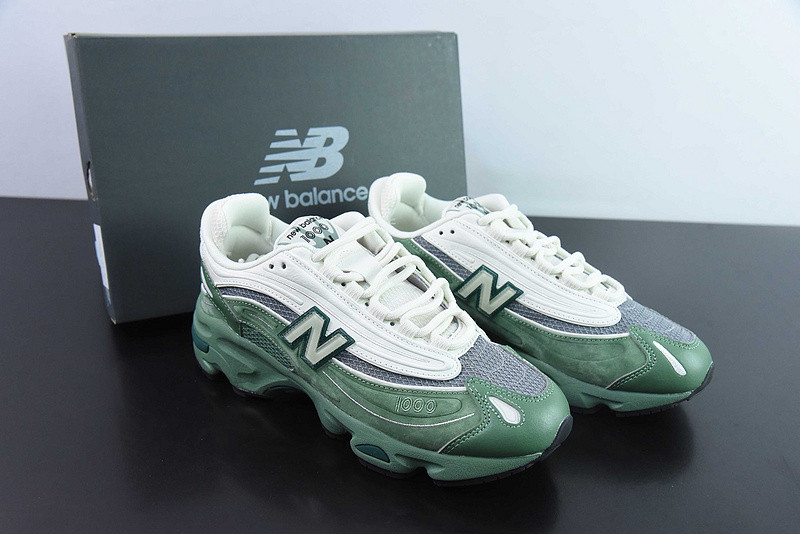 NEW BALANCE SNEAKER