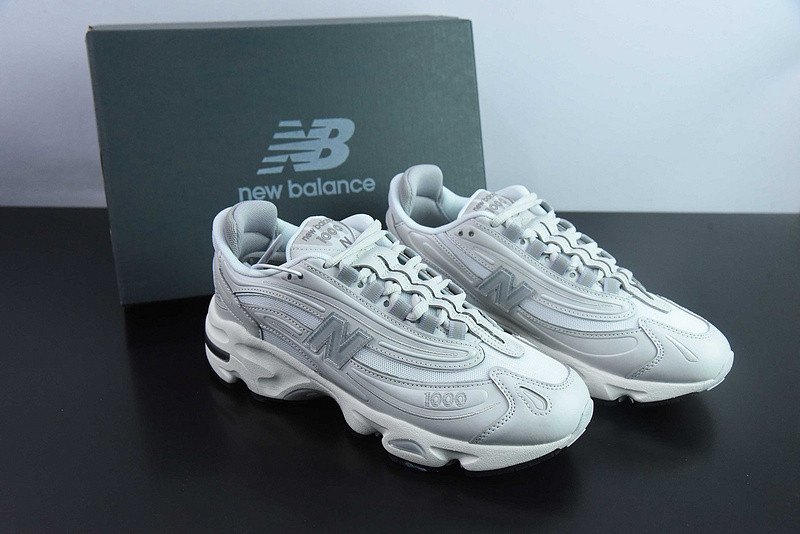 NEW BALANCE SNEAKER