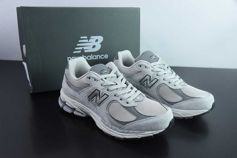 NEW BALANCE SNEAKER