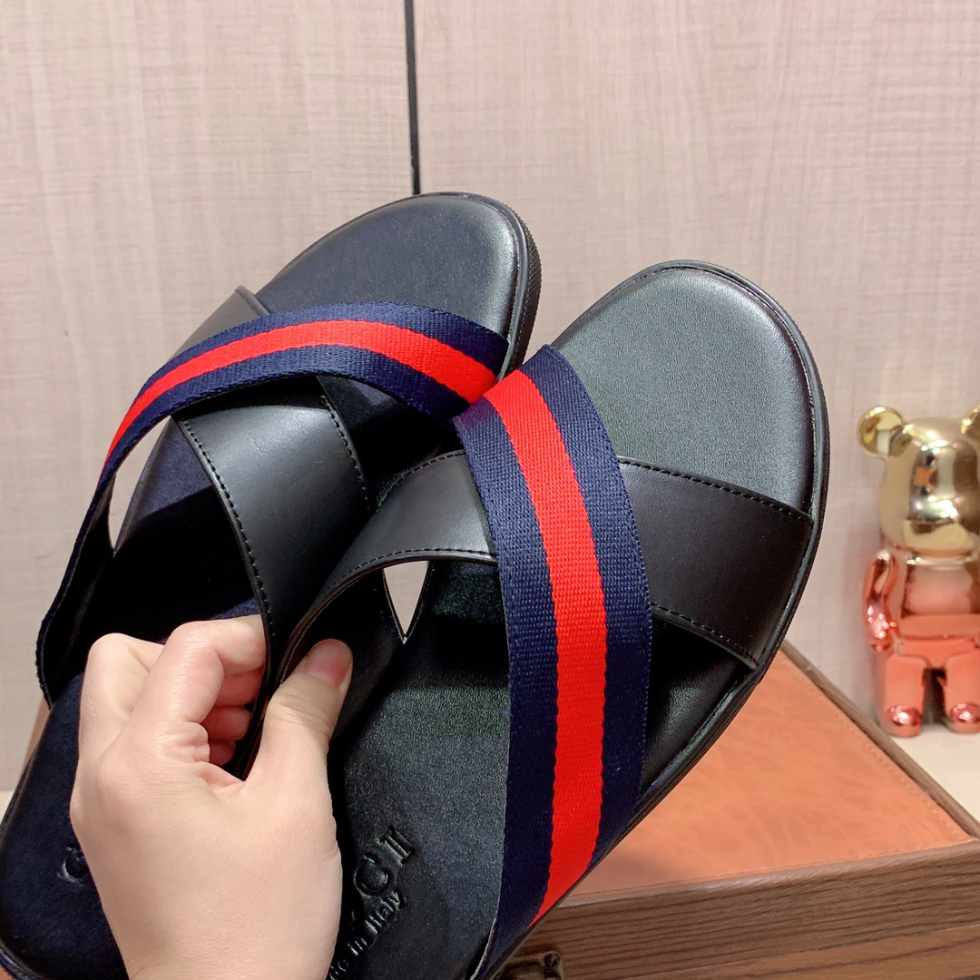 g*u*i sandals