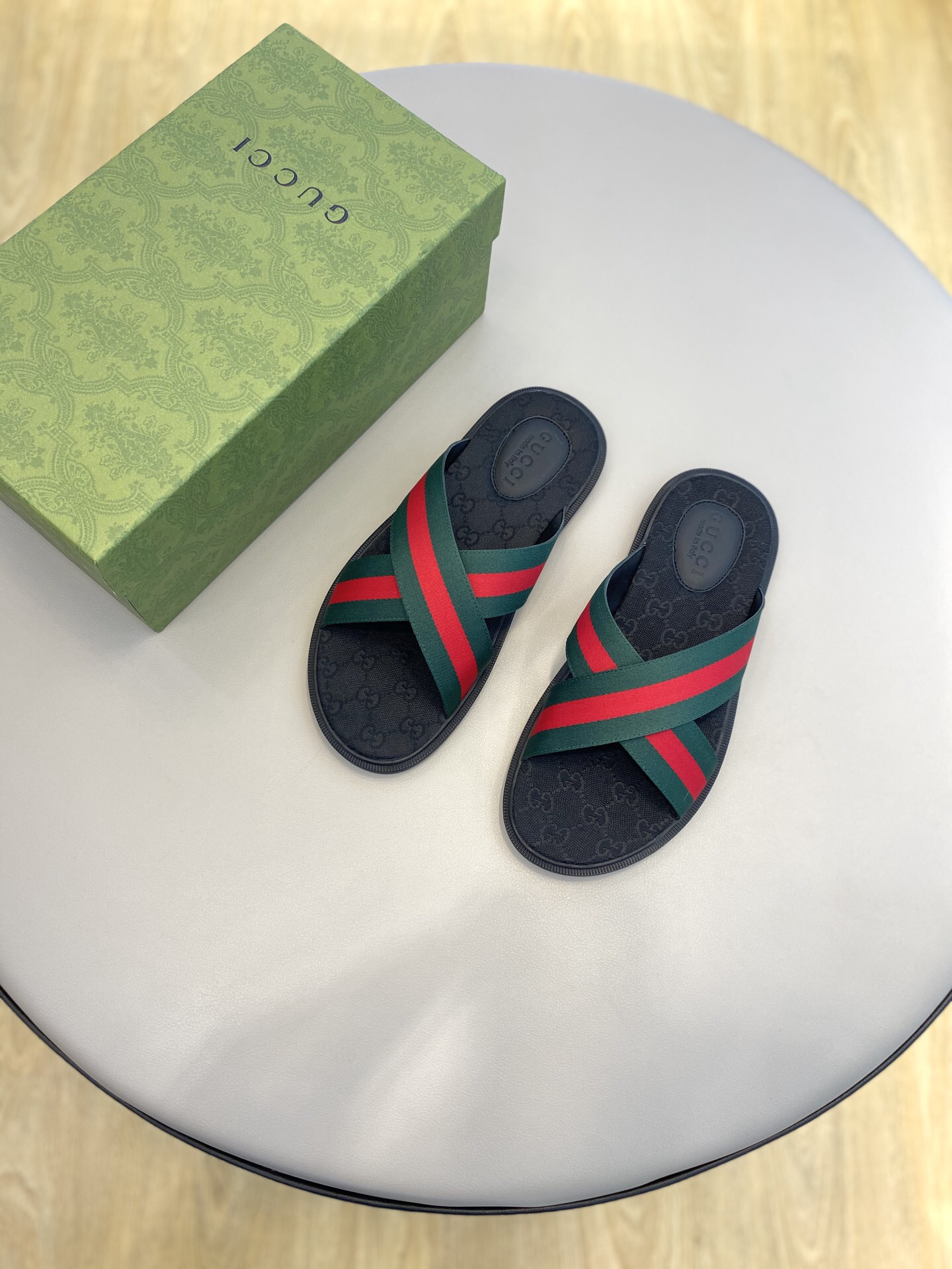 g*u*i sandals