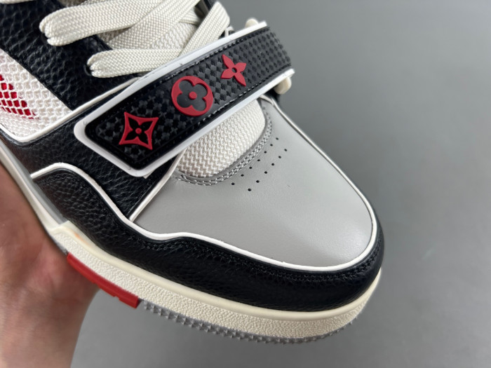 LV TRAINER SNEAKER LV-000555