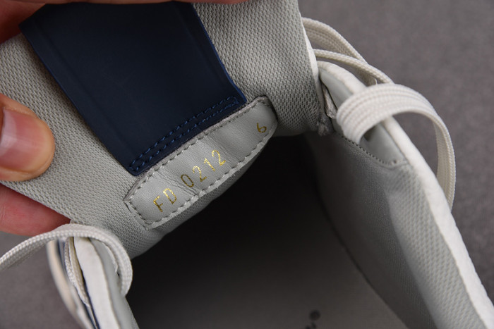 LV SNEAKER LV-000105