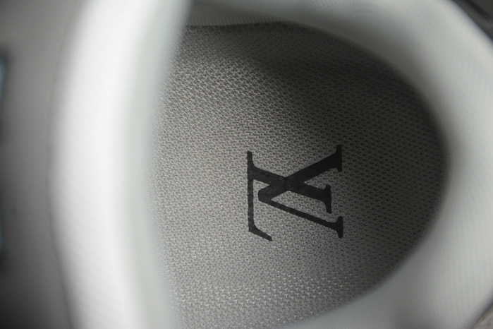 LV TRAINER SNEAKER LV-000553