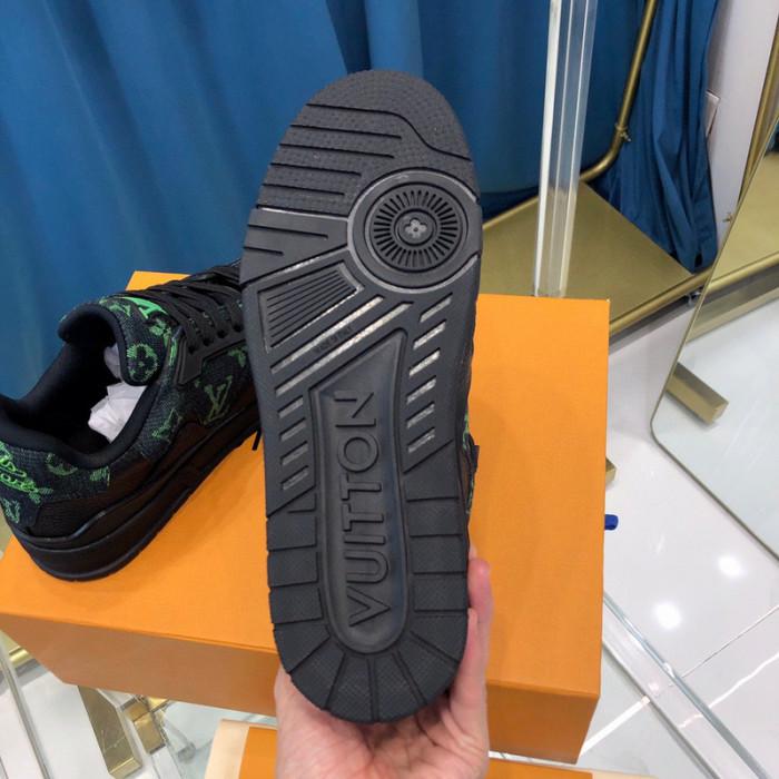 LV SNEAKER LV-000326