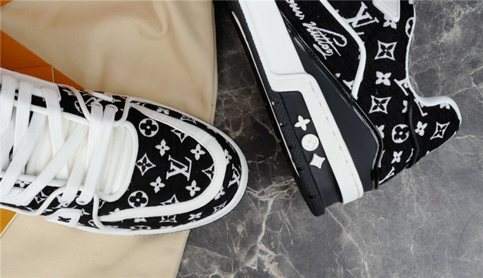 LV SNEAKER LV-000226