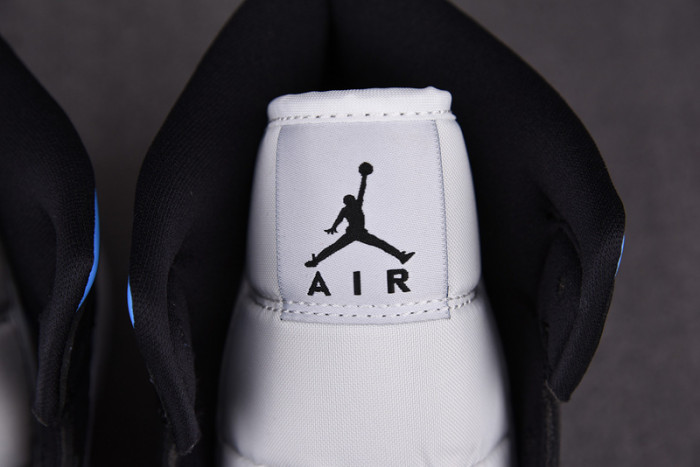 Jordan 1 Mid University Blue (Women