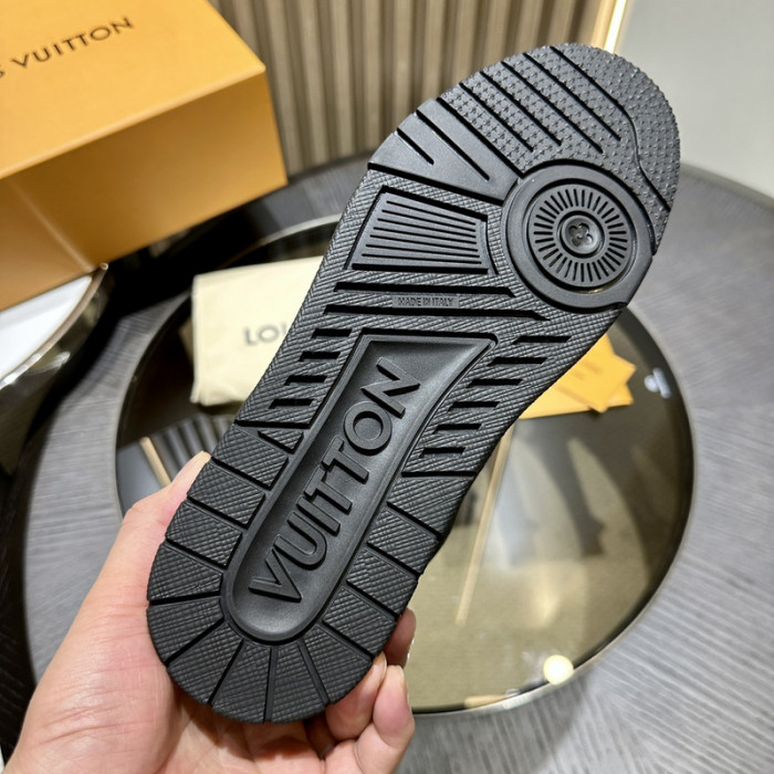 LV TRAINER SNEAKER LV-000571
