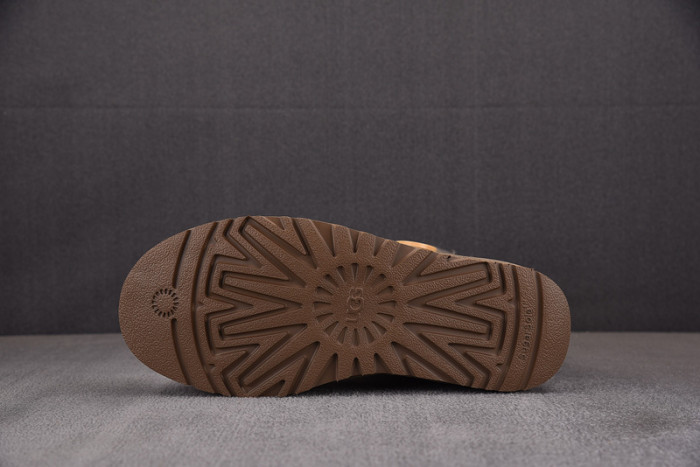 UGG Mini Bailey Button II