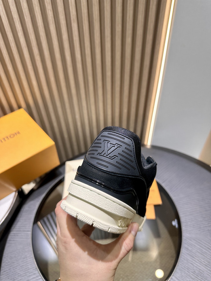 LV TRAINER SNEAKER LV-000566