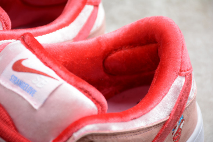 Nike Dunk SB Low strangelove skateboards CT2552-800