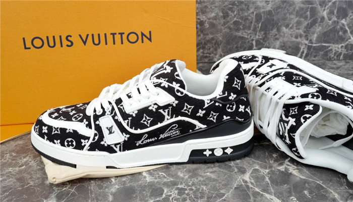 LV SNEAKER LV-000226