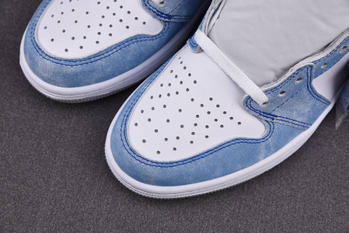 Air Jordan 1 High OG “Hyper Royal” 555088-402