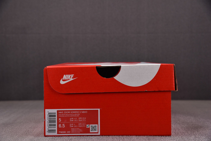 Nike Air Zoom Vomero 5 