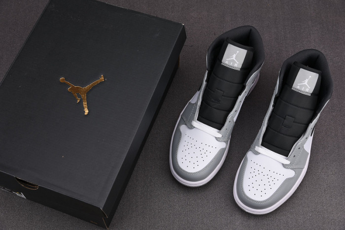 AIR JORDAN 1 MID “LIGHT SMOKE GREY” 554724-078