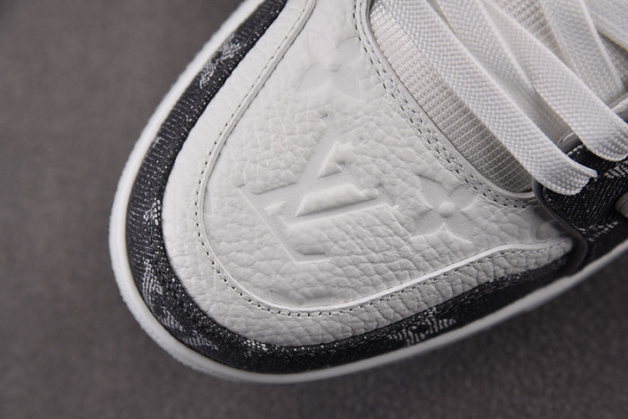 LV TRAINER SNEAKER LV-000576