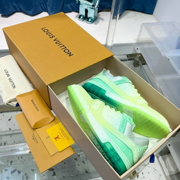 LV SNEAKER LV-000421