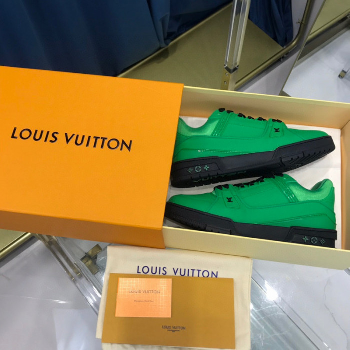 LV SNEAKER LV-000320